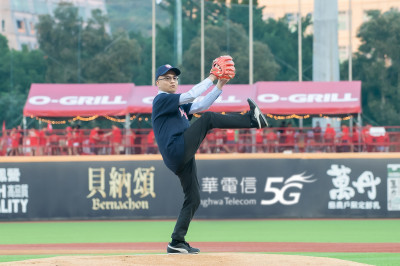 中華電信挺國球  董座郭水義開球超準成亮點