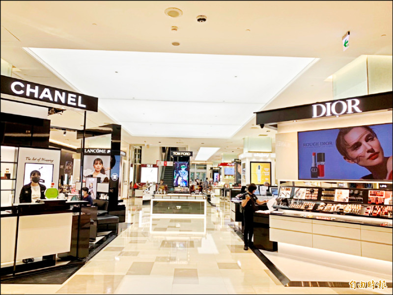 內需增溫 百貨餐飲旺 遠百、新光三越年業績衝新高