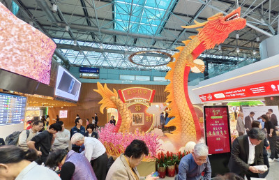 昇恆昌免稅商店用「龍光煥發喜迎春」