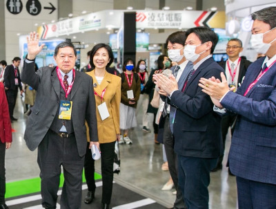 遠傳前進2024 MWC 攜手愛立信展出「5G救護車」