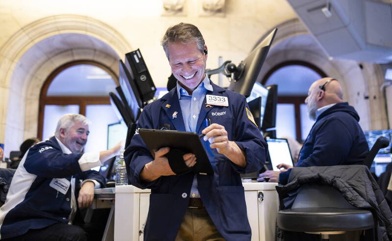 輝達飆漲逾16％！道瓊突破39000點 費半強升近5％