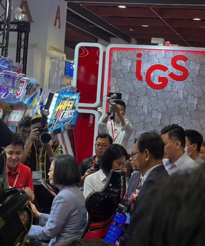 電子遊戲機國際展登場 總統蔡英文親臨鈊象攤位「飆車」
