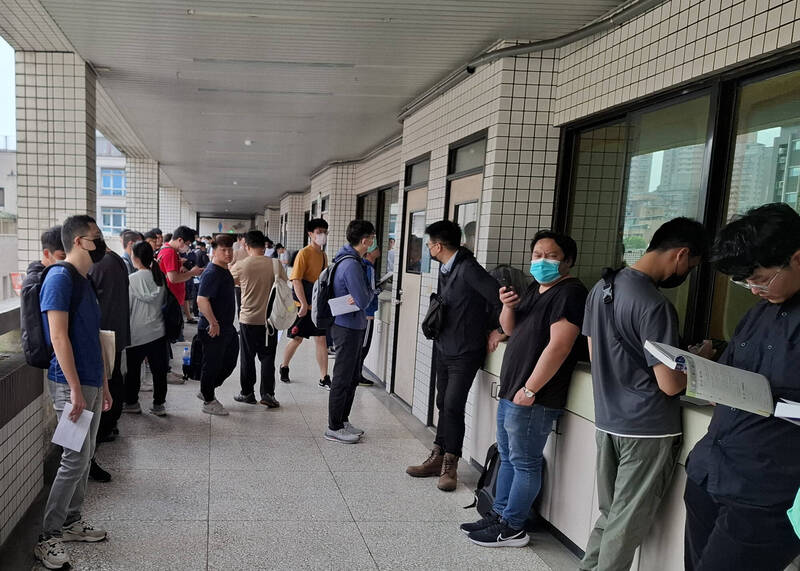 台電今年招千名新血起薪3.2萬元 近1.5萬人搶鐵飯碗