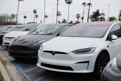 庫存滿山 美媒爆 : 特斯拉租廢棄停車場停上千輛新車