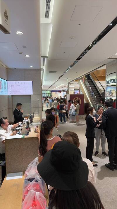 遠百A13刷卡大當機！遠百：正在搶修中