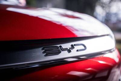 中國傳驚悚工安事故！比亞迪工人突遭「機器人壓死」 瞬間畫面曝光