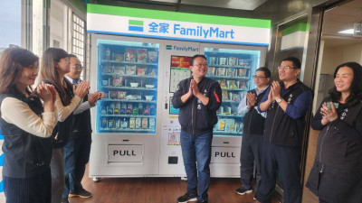 超商大戰延伸公部門 全家商店智能販賣機落腳馬公市公所