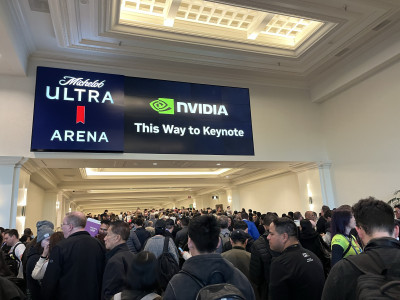 CES直擊》全世界都瘋黃仁勳 展前之夜排隊人潮有如演唱會