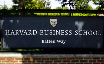 彭博：哈佛等神奇七校M7畢業生落架 就業率走低