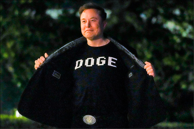 特斯拉銷量跌、股價崩 馬斯克認分身乏術