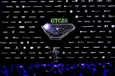 黃仁勳喊AI超級盃來了！演講背板驚見台積電Logo大有來頭