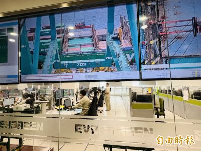 直擊高雄智慧碼頭黑科技 5G專網實現遠距裝卸貨櫃