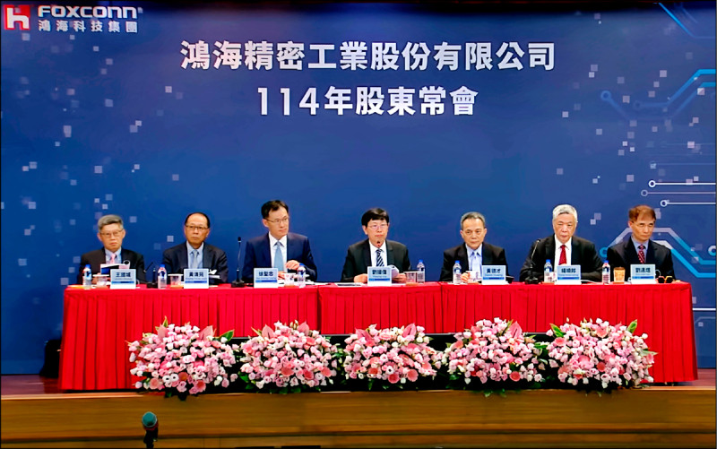 鴻海推董總分治 年營收上看7兆