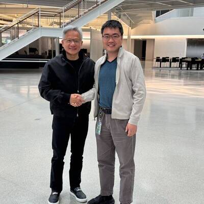 輝達延攬2名中國AI人才  高調曝光與黃仁勳的合影