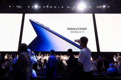 三星計劃在年底前推出首款3折式智慧型手機