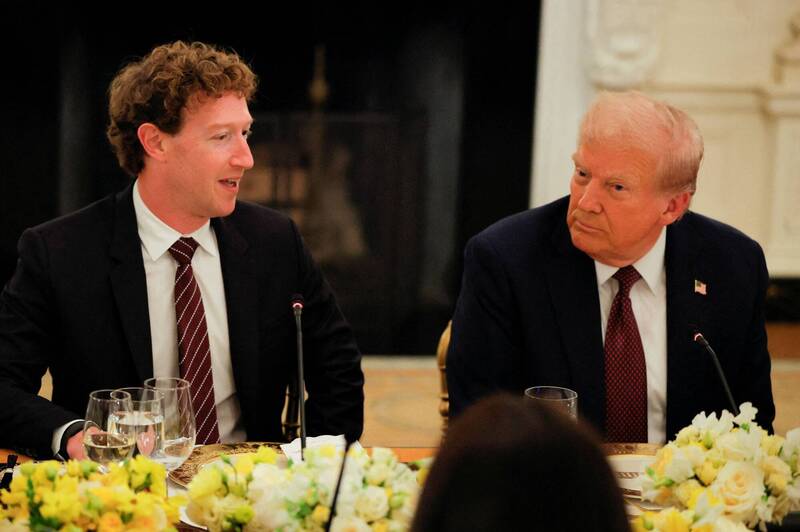 川普宴請科技巨頭直接要錢 臉書執行長扎克伯格結巴回應惹笑