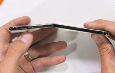 狂人測試用100公斤力道折iPhone Air 「彎裂而未斷」令人咋舌