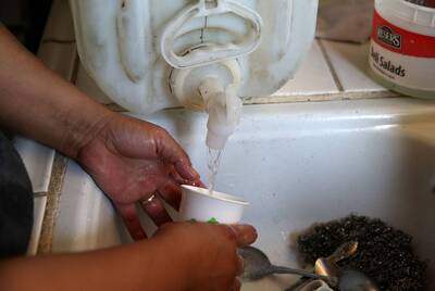 50歲男提早退休「忽略一事」如今洗盤子洗到懷疑人生