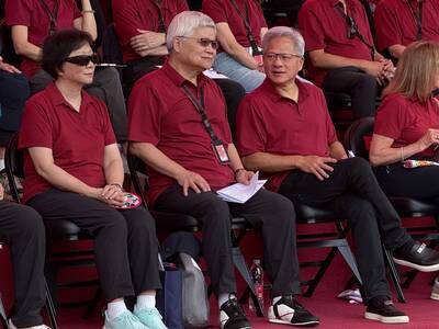 台積電運動會》魏哲家特製鞋吸睛  鄰座愛妻也難得公開亮相