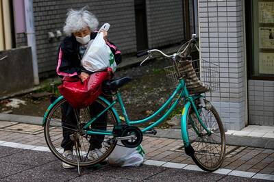 「以為媽媽快吃土了...結果她月收10萬」! 78歲母「神祕副收入」曝光
