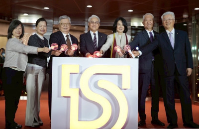 台新新光金合併後首辦聖誕點燈 吳東亮：重返榮耀