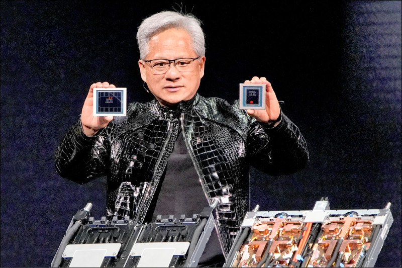 輝達新一代晶片全面投產 黃仁勳︰運算效能提升5倍