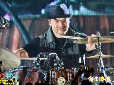 影片曝光！英業達董座化身鼓手旺年會合體小男孩樂團｜財富自由