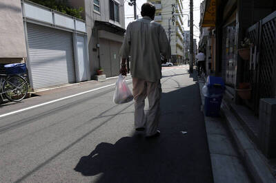 70歲退休老師慘「淪超商夜班打工」 痛揭1失誤讓晚年生活崩毀