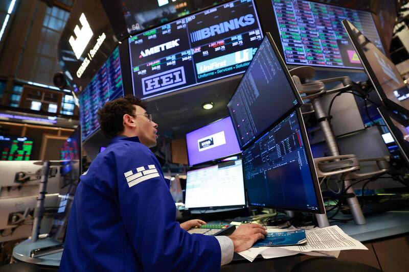 英特爾暴跌17％！道瓊跌285點 台積電ADR漲逾2％