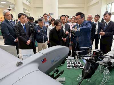 雷虎向副總統蕭美琴展示無人機海空應用國防戰略方案