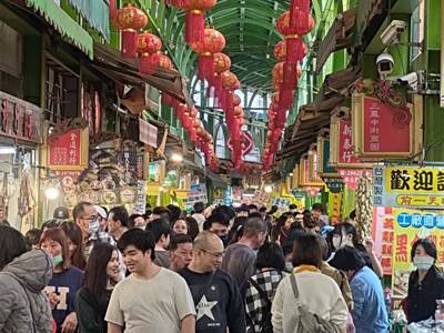 除夕提早打烊！超市量販店春節營業時間懶人包來了