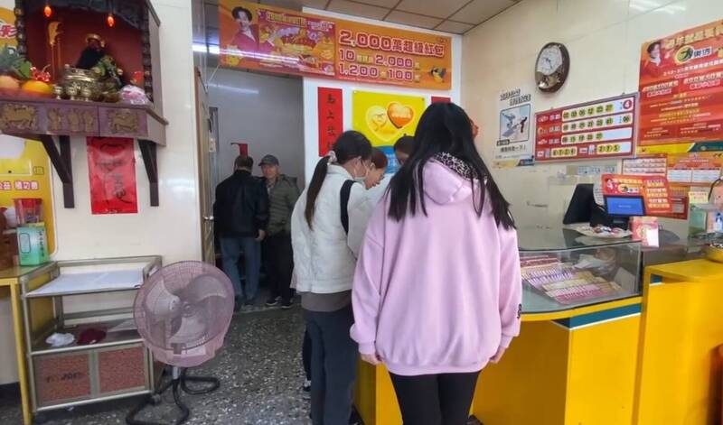 蝴蝶預言？鹿港男子拜完關公就刮中100萬元 專挑01好號碼