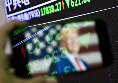 川普宣布全球關稅加碼至15％ 網笑：台股禮拜一開盤大禮包