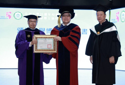 魏哲家獲亞大頒名譽博士 直言中國機器人跳來跳去「好看頭而已」