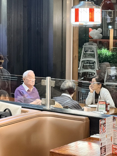張忠謀夫婦美式餐廳用餐被目擊 精神氣色佳