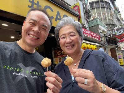 蘇姿丰訪台狂PO照！嚐小吃樂開懷   手上鑽石超閃意外成焦點