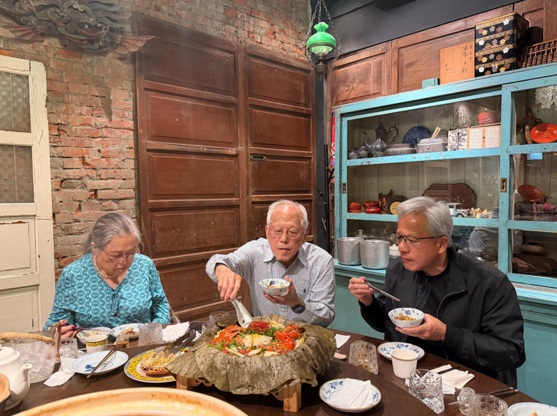 黃仁勳抽空陪父母吃飯！網感動：再厲害的人在父母面前都還是孩子