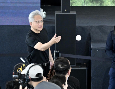 黃仁勳：台灣AI概念股股價創高！最近每個CEO都好高興