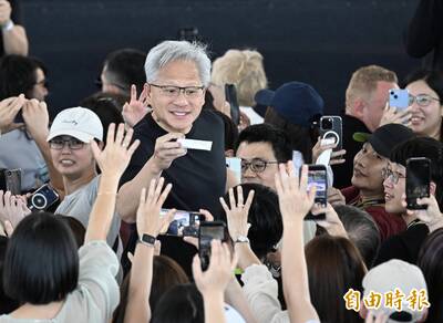 黃仁勳又爆紅了！在台熱舞影片瘋傳到國外 真實反應吸百萬網友朝聖