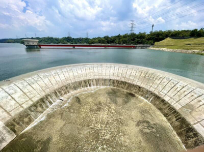梅雨狂灌曾文進帳量居冠、石門其次 寶二滿庫洩洪中