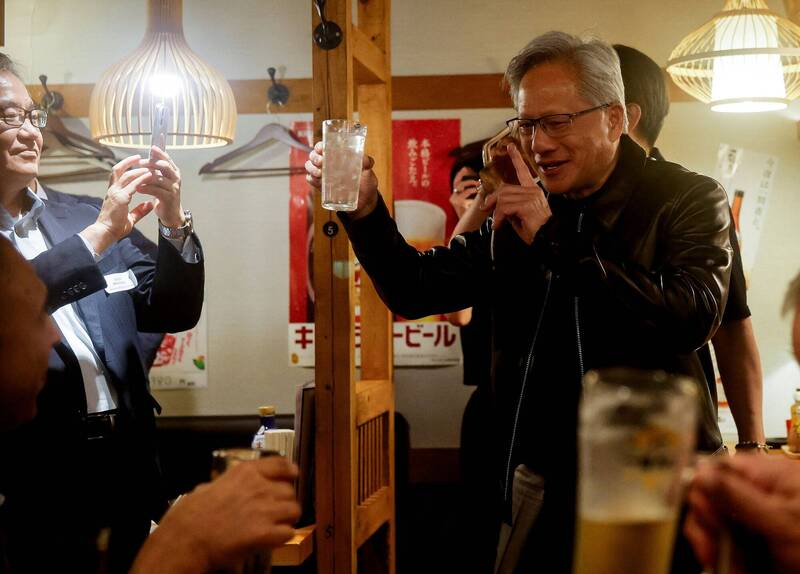 黃仁勳與日企巨頭現身居酒屋！「大學生聚會套餐」引日網熱議