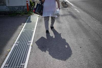 81歲嬤有退休金、百萬存款仍被送養老院 狂說「這些話」超悲哀