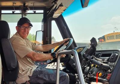年薪470萬慘遭裁員！56歲工程師「淪校車司機」結局翻盤了