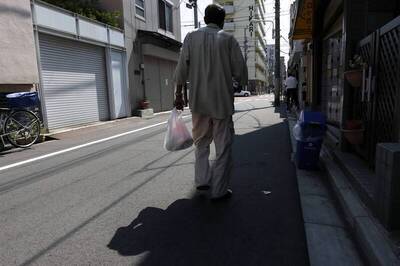 不缺錢卻怕寂寞空虛冷!80歲阿公月領3.4萬因1事哭了 不缺錢卻怕寂寞空虛冷!80歲阿公月領3.4萬因1事哭了