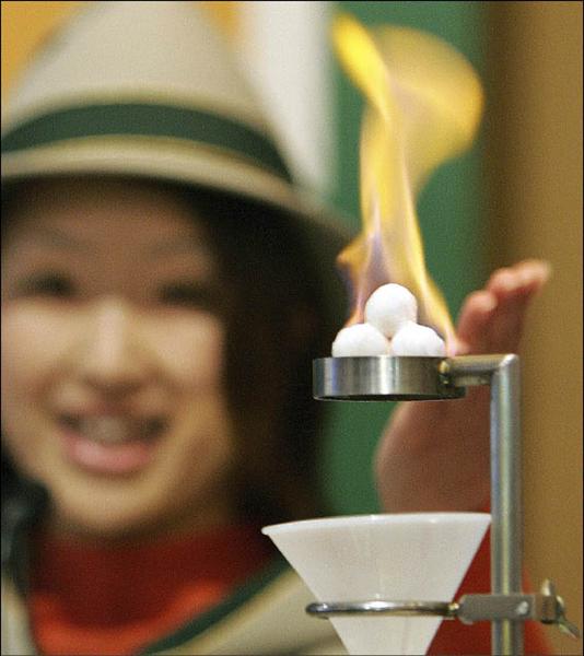 全球首例 日成功開採可燃冰