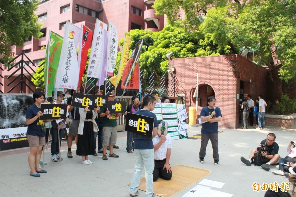 巢運至營建署抗議 上演「打臉」行動劇
