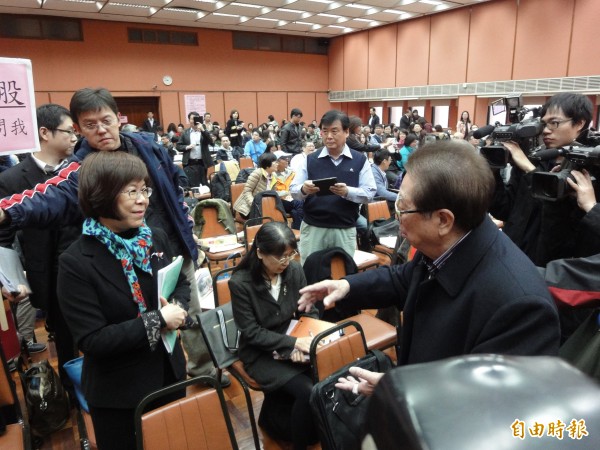 彰銀股東會煙硝味濃 阿土伯氣到要從13樓跳下