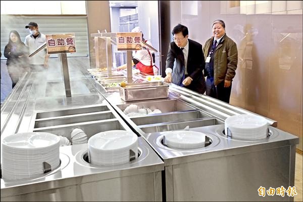 林明成 沒架子排隊打飯