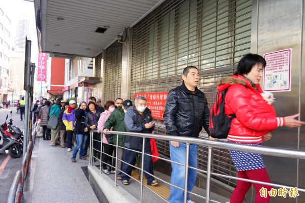 羊年套幣開賣 台銀擠滿搶購人龍