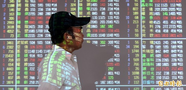 外資出逃超過500億 連賣台股13天